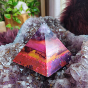 Orgonite Piramide 'Cosmic Girl'