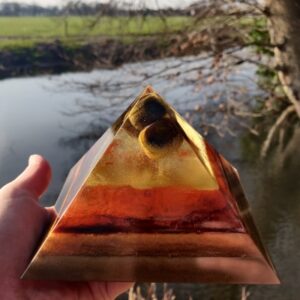 Orgonite Piramide 'Tigris Aureum'