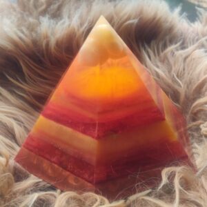 Orgonite Piramide 'Roots, Play & Fire'